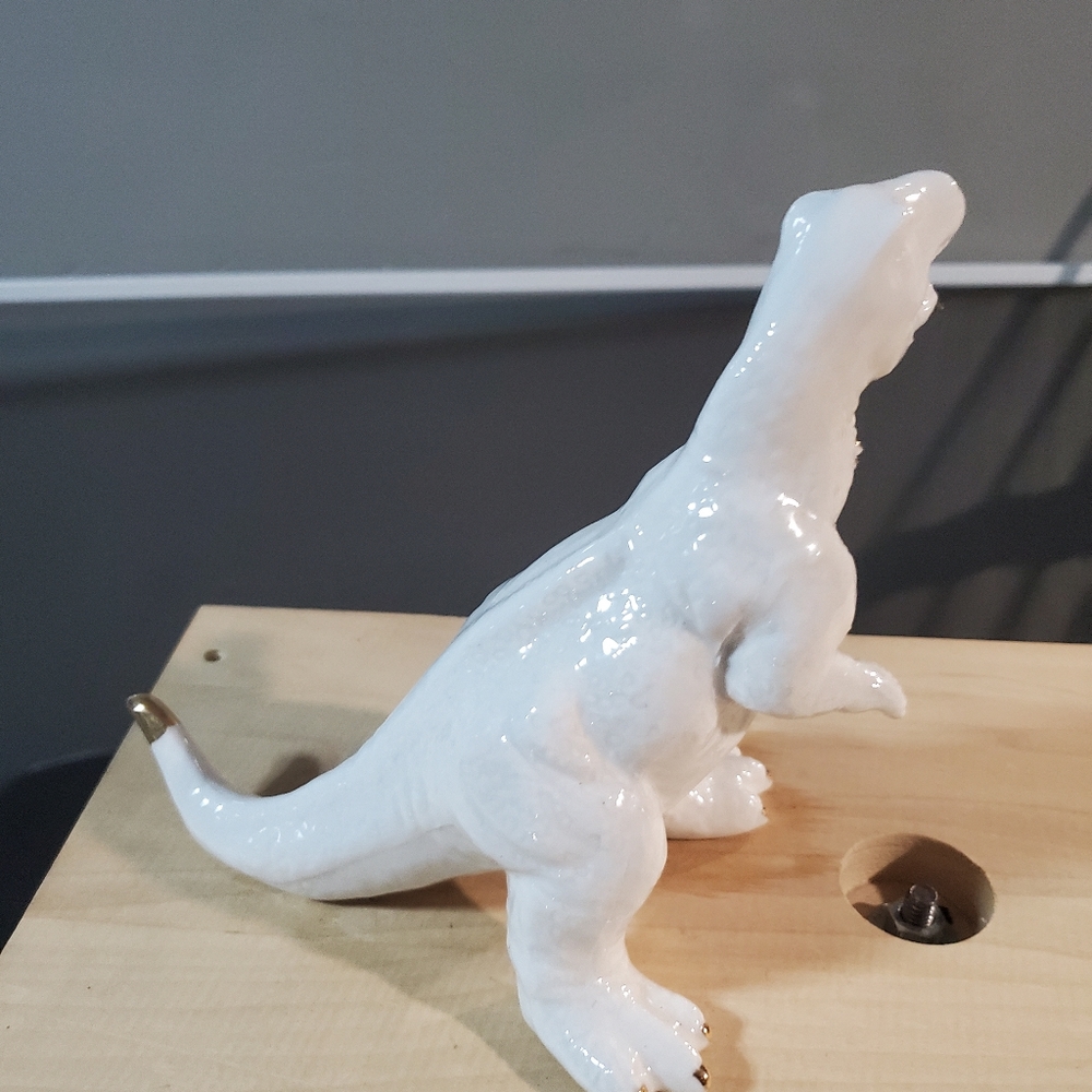 A  dinosaur with  gold nail ! - Picture 4 of 4